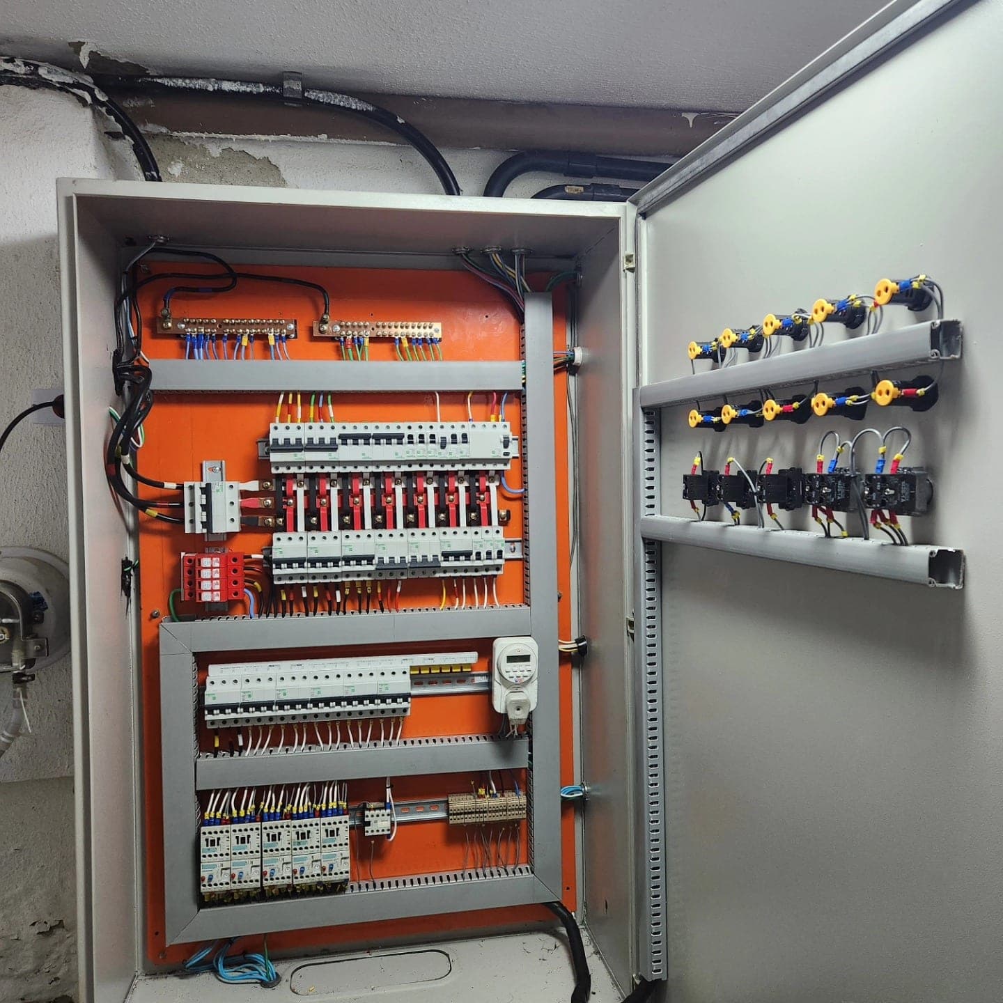 Quadro de distribuição elétrica novo com disjuntores alinhados e cabeamento organizado em canaletas